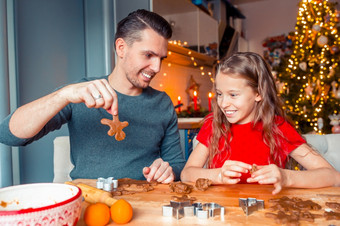 家庭准备假期食物父亲和女儿烹饪圣诞节饼干快乐圣诞节和快乐假期家庭烘焙姜饼饼干圣诞节假期