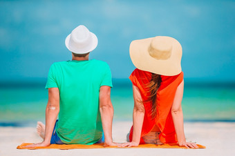 家庭<strong>假期</strong>年轻的夫妇享受海滩<strong>假期</strong>年轻的夫妇白色海滩在夏天<strong>假期</strong>