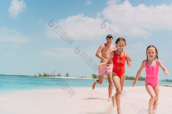 年轻的家庭享受海滩夏天假期父亲玩与孩子们的海贼父亲和孩子们享受海滩夏天假期