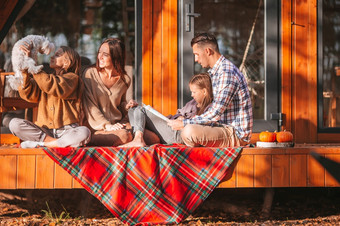 快乐家庭的阳台秋天美丽的家庭四个秋天温暖的一天