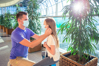 家庭脸面具机场父亲和孩子穿口罩在冠状病毒和流感爆发保护对冠状病毒和抓手爸爸和小女孩与内迪卡尔面具机场保护对冠状病毒和抓手
