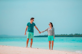 家庭假期年轻的夫妇享受海滩假期年轻的夫妇白色海滩在夏天假期