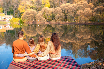 快乐家庭<strong>四个</strong>在的秋天美丽的家庭秋天温暖的一天附近湖