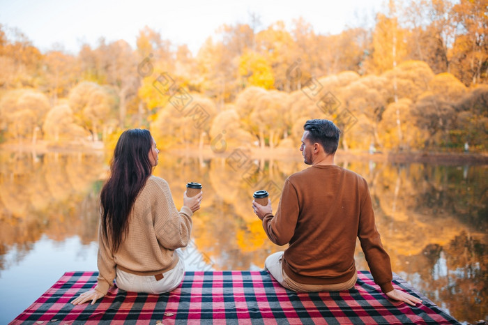 快乐家庭享受秋天一天的湖美丽的家庭秋天温暖的一天附近湖