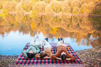 快乐家庭享受秋天一天的湖美丽的家庭秋天温暖的一天附近湖