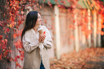 美丽的女人秋天公园与咖啡秋天概念美丽的女人喝咖啡秋天公园下秋天树叶