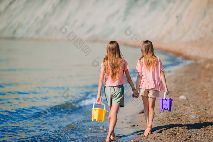 可爱的小女孩的海滩可爱的小女孩有有趣的的海滩