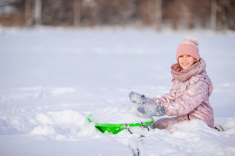 小可爱的女孩享受<strong>雪橇</strong>骑孩子<strong>滑雪橇</strong>和玩在户外雪可爱的小快乐女孩<strong>滑雪橇</strong>冬天雪一天
