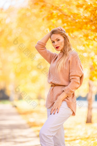 美丽的女人秋天公园秋天概念美丽的女人喝咖啡秋天公园下秋天树叶