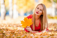 美丽的女人秋天公园下秋天树叶温暖的一天秋天女人秋天公园红色的毛衣秋天概念美丽的女人喝咖啡秋天公园下秋天树叶