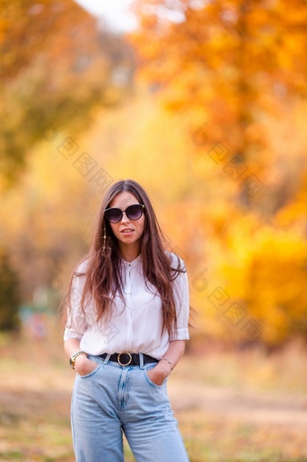 美丽的女人秋天公园下秋天树叶温暖的一天秋天概念美丽的女人秋天公园下秋天树叶