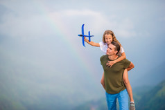 快乐家庭山夏天假期玩与小玩具飞机美丽的快乐家庭山的背景雾