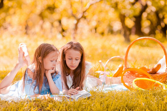 两个小女孩野餐和玩的公园两个小孩子们野餐的公园