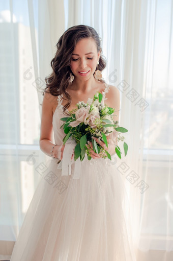 美丽的新娘与婚礼花花束婚礼衣服新娘与婚礼化妆和发型酒店婚礼一天肖像美丽的新娘与花束