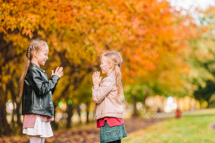 两个小女孩玩的公园秋天一天两个小孩子们野餐的公园