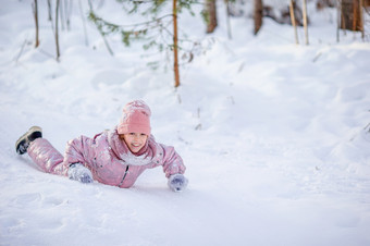 小可爱的女孩享受雪橇骑孩子滑雪橇和玩在户外雪可爱的小快乐女孩滑雪橇冬天雪一天