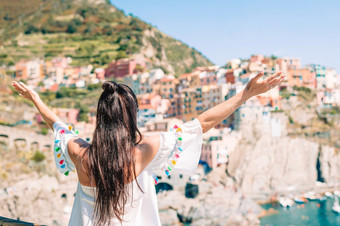 回来视图快乐女孩背景<strong>美</strong>丽的视图manarola<strong>五</strong>渔村利古里亚意大利旅游看风景优<strong>美</strong>的视图manarola<strong>五</strong>渔村利古里亚意大利