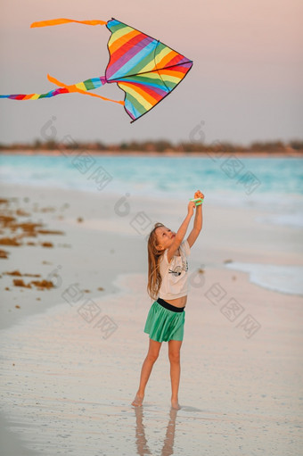 小女孩与飞行风筝<strong>热带</strong>海滩孩子玩<strong>海洋海岸</strong>孩子与海滩玩具小运行女孩与飞行风筝<strong>热带</strong>海滩孩子玩<strong>海洋海岸</strong>