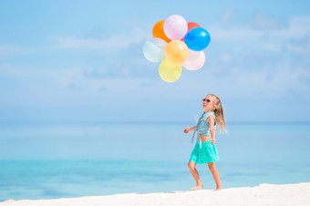 可爱的小女孩玩与气球<strong>热带海滩</strong>可爱的小女孩玩与气球的<strong>海滩</strong>