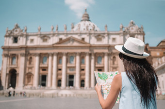 快乐年轻的女人与城市地图梵蒂冈城市和彼得rsquo教堂教堂旅行旅游女人与地图在户外在假期欧洲快乐年轻的女人与城市地图梵蒂冈城市和彼得rsquo教堂教堂