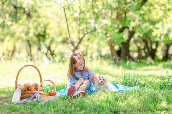 快乐孩子野餐戏剧与白色小狗绿色草春天樱桃花园小孩子与小狗野餐的公园