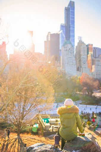 女人与视图溜冰场中央公园和摩天大楼曼哈顿新纽约城市可爱的女孩中央公园新纽约城市