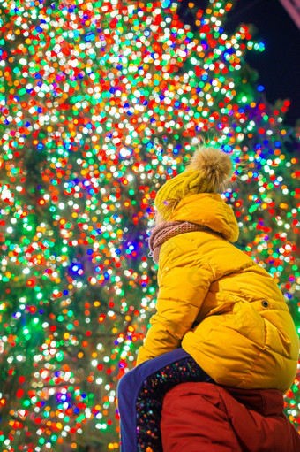 家庭父亲和孩子的背景的洛克菲勒圣诞节树新纽约美丽的圣诞节树洛克菲勒中心快乐女孩与爸爸的背景的洛克菲勒圣诞节树新纽约