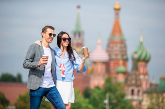 肖像快乐浪漫的夫妇在户外莫斯科城市背景罗勒教堂家庭与咖啡在户外年轻的约会夫妇爱走城市背景罗勒教堂