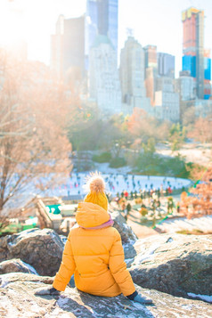 可爱的小女孩背景溜冰场中央公园新纽约城市可爱的小女孩与视图溜冰场中央公园新纽约城市