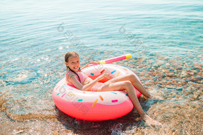 可爱的女孩与充气空气床垫的海可爱的女孩充气空气床垫的海