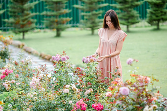 年轻的女人花<strong>花园</strong>在<strong>美丽</strong>的玫瑰<strong>美丽</strong>的味道玫瑰年轻的女孩花<strong>花园</strong>在<strong>美丽</strong>的玫瑰气味玫瑰