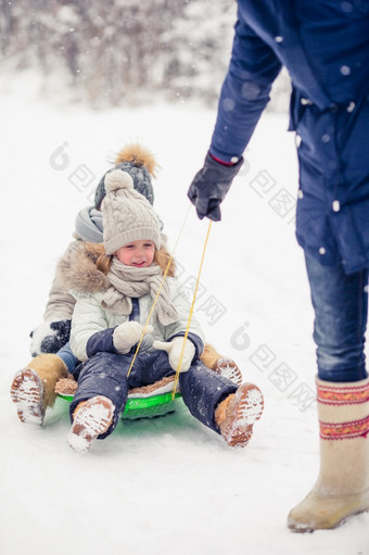 小女孩享受雪橇骑孩子们滑雪橇孩子们玩在户外雪家庭假期圣诞节夏娃在户外家庭爸爸和孩子们假期圣诞节夏娃在户外