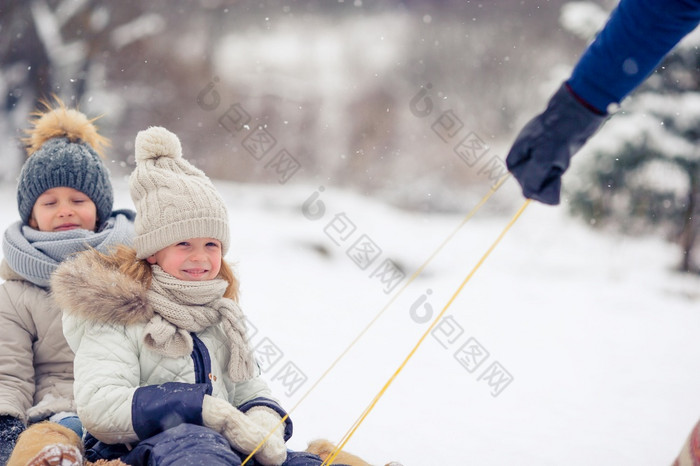 小女孩享受雪橇骑孩子们滑雪橇孩子们玩在户外雪家庭假期圣诞节夏娃在户外家庭爸爸和孩子们假期圣诞节夏娃在户外