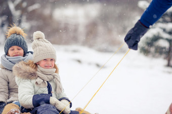 小女孩享受雪橇骑孩子们滑雪橇孩子们玩在<strong>户外</strong>雪家庭假期圣诞节夏娃在<strong>户外</strong>家庭爸爸和孩子们假期圣诞节夏娃在<strong>户外</strong>