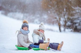小可爱的女孩享受雪橇骑孩子们滑雪橇和玩在户外雪家庭假期圣诞节夏娃在户外可爱的小快乐女孩滑雪橇冬天雪一天
