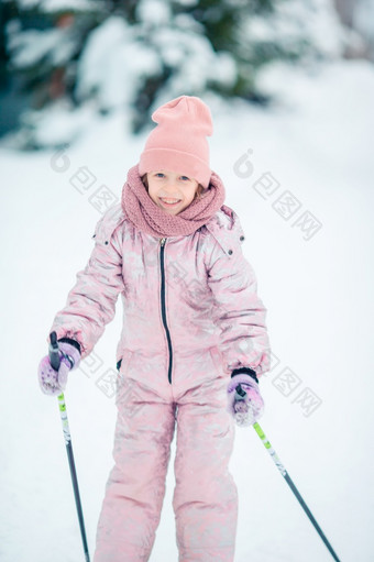 小女孩滑<strong>雪</strong>的<strong>山冬</strong>天体育运动为孩子们孩子滑<strong>雪</strong>的<strong>山冬</strong>天体育运动为孩子们