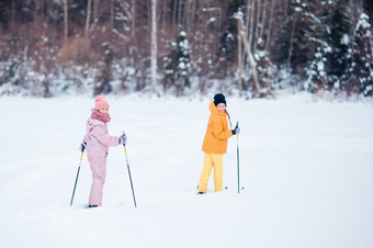 小女孩滑<strong>雪</strong>的<strong>山</strong>在一起<strong>冬</strong>天体育运动为孩子们孩子滑<strong>雪</strong>的<strong>山冬</strong>天体育运动为孩子们