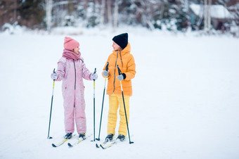 小女孩滑雪的山在一起冬天体育运动为孩子们孩子滑雪的山冬天体育运动为孩子们