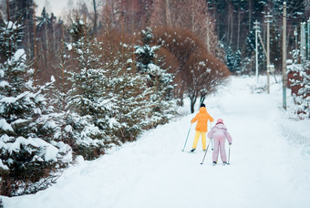 小女孩滑雪在一起在户外冬天一天冬天体育运动为孩子们孩子滑雪的山冬天体育运动为孩子们