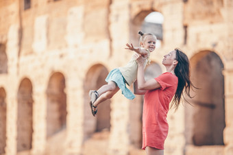 年轻的妈妈。和小女孩探索竞技场外罗马意大利家庭有有趣的著名的的地方欧洲年轻的妈妈。和小女孩探索竞技场外罗马意大利
