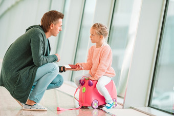 家庭国际机场终端等待的飞行快乐达达主义和小女孩与登机通过机场