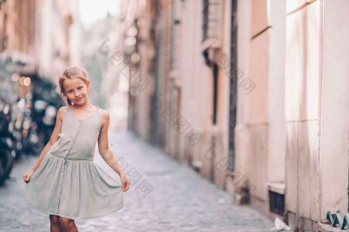 可爱的快乐小女孩在户外欧洲城市肖像高加索人孩子享受夏天假期罗马可爱的时尚小女孩在户外欧洲城市罗马