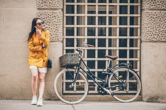 快乐<strong>女人</strong>走欧洲街年轻的有<strong>吸引</strong>力的旅游在户外维也纳城市的广场与的自行车<strong>女人</strong>走城市年轻的有<strong>吸引</strong>力的旅游在户外意大利城市