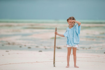 可爱的小女孩的海滩低潮桑给巴尔可爱的小女孩海滩在夏天假期