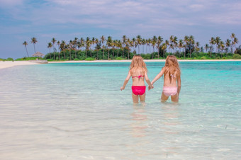可爱的<strong>小孩</strong>子们有有趣的白色海滩浅水马尔代夫可爱的小女孩海滩在<strong>夏天</strong>假期