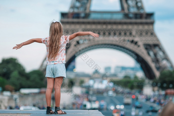 可爱的小女孩巴黎背景的埃菲尔铁塔塔法国可爱的蹒跚学步的女孩巴黎背景的埃菲尔铁塔塔在夏天假期