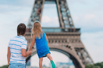 家庭法国假期巴黎背景埃菲尔铁塔塔小可爱的女孩和她的父亲巴黎附近埃菲尔铁塔塔在夏天法国假期