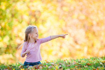 肖像可爱的小女孩在户外美丽的秋天一天在户外与令人惊异的秋天树背景可爱的小女孩美丽的秋天一天在户外