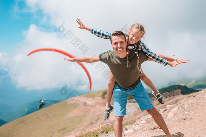 高加索人旅游走沿着的废弃的街道欧洲年轻的美丽的女人假期探索欧洲城市高加索人旅游走沿着的废弃的街道欧洲