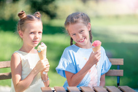 小女孩吃冰淇淋在户外夏天户外咖啡馆的孩子们享受真正的意大利意式冰激凌小女孩吃冰淇淋在户外夏天户外咖啡馆